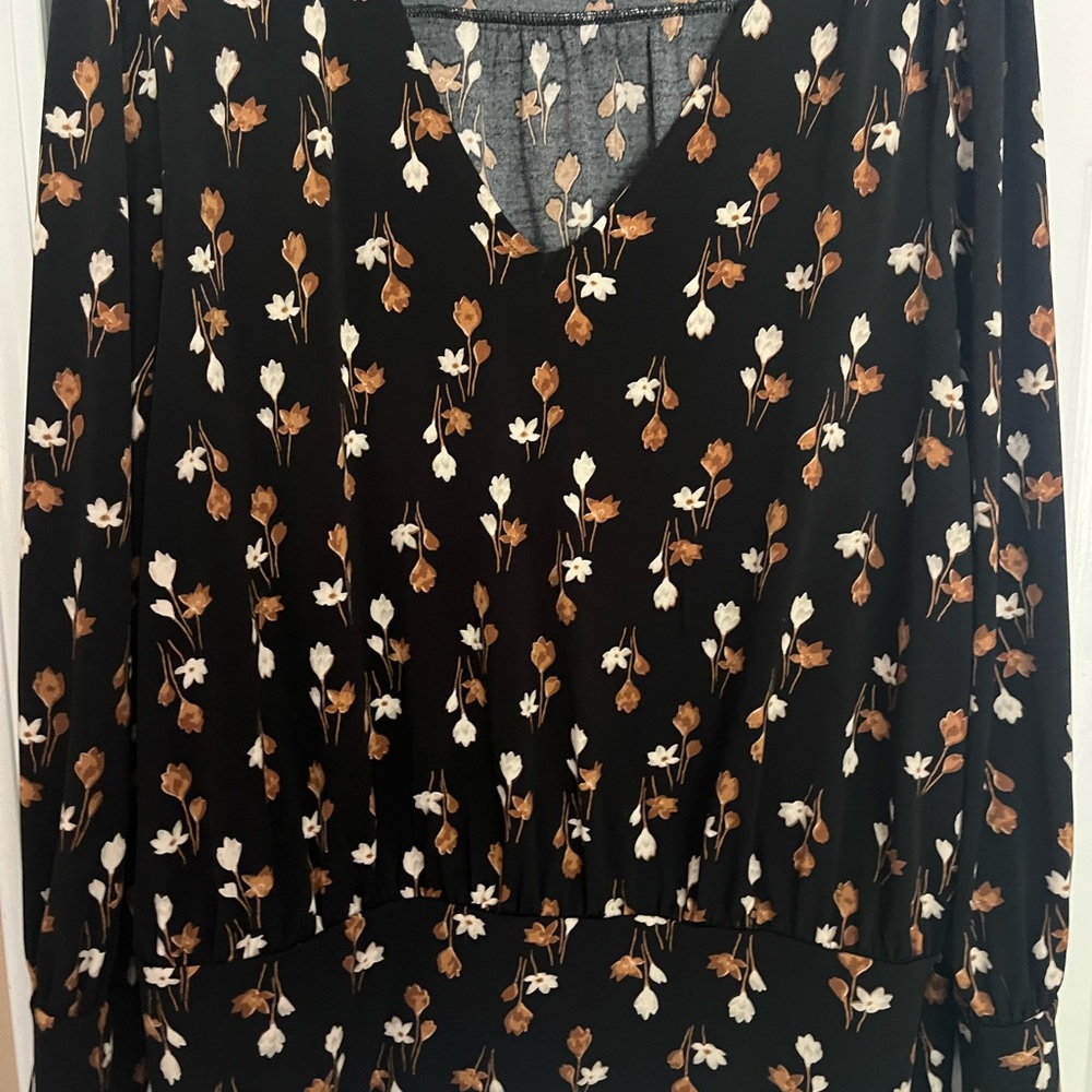 V-neck floral band at the bottom and band around sleeves.